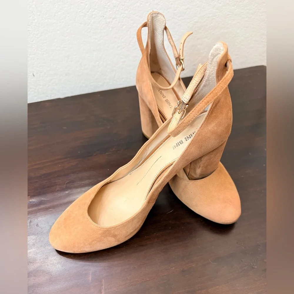 Gianni Bini LuLAA Spanish  Sand tan suede rounded-toe block  heel pumps GUC 9.5